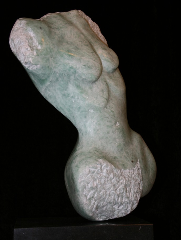 Glitzernder grüner Steatit aus China, auf einem Limestone gesockelt. Höhe ca. 50 cm, Gewicht 35 Kg